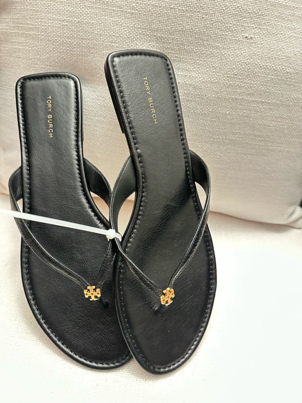 Tory Burch Black Leather Thong Sandals with Gold Logo - Picture 3 of 4